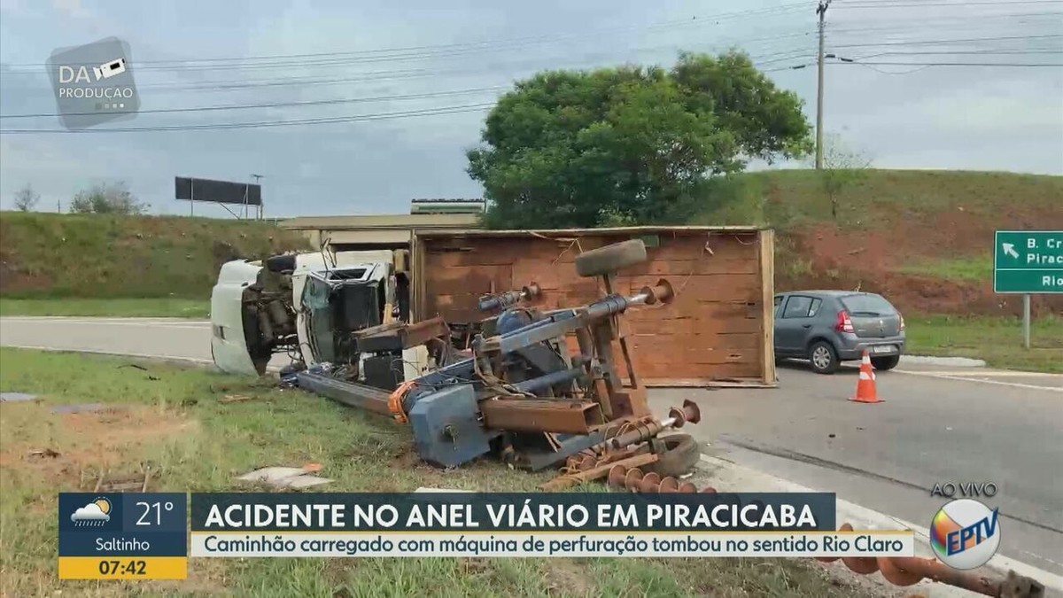 Caminhão tomba e interdita parcialmente trecho de rotatória no anel viário de Piracicaba